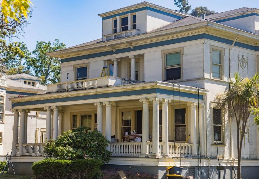 Elegant period home with wrap-around porch after a sensitive addition